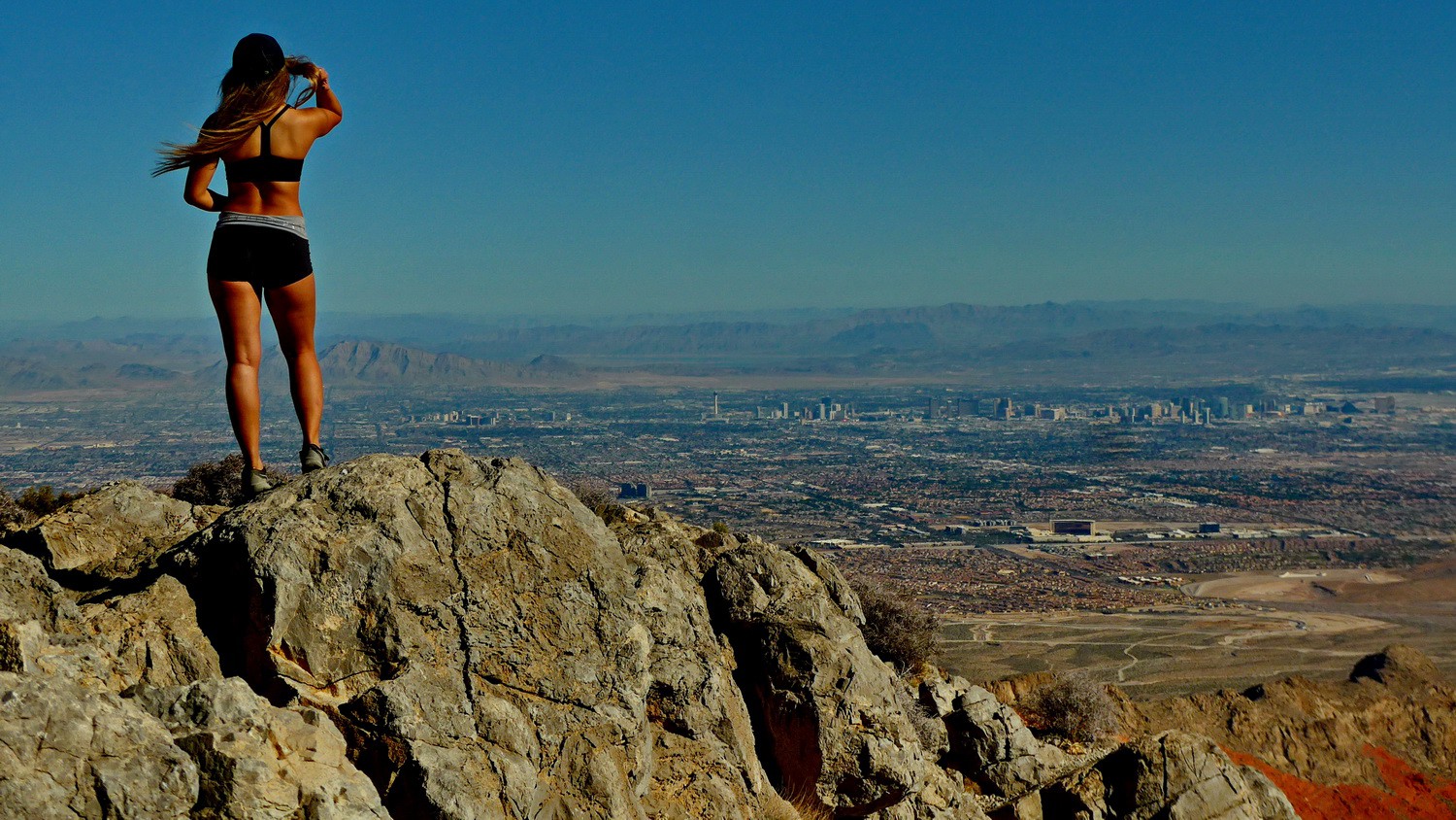 On top of 1922 meters high Turtlehead Mountain with Las Vegas in the background
